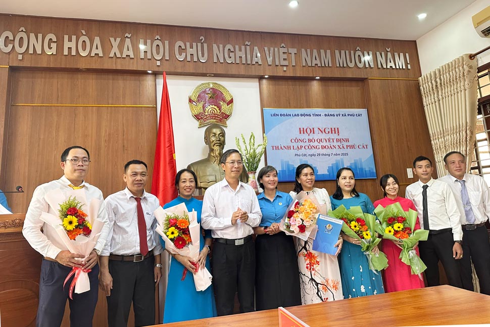 Pho Chu tich LDLD tinh Gia Lai Nguyen Thi Bich Thuy trao quyet dinh thanh lap Cong doan xa Phu Cat. Anh: Anh Nguyen