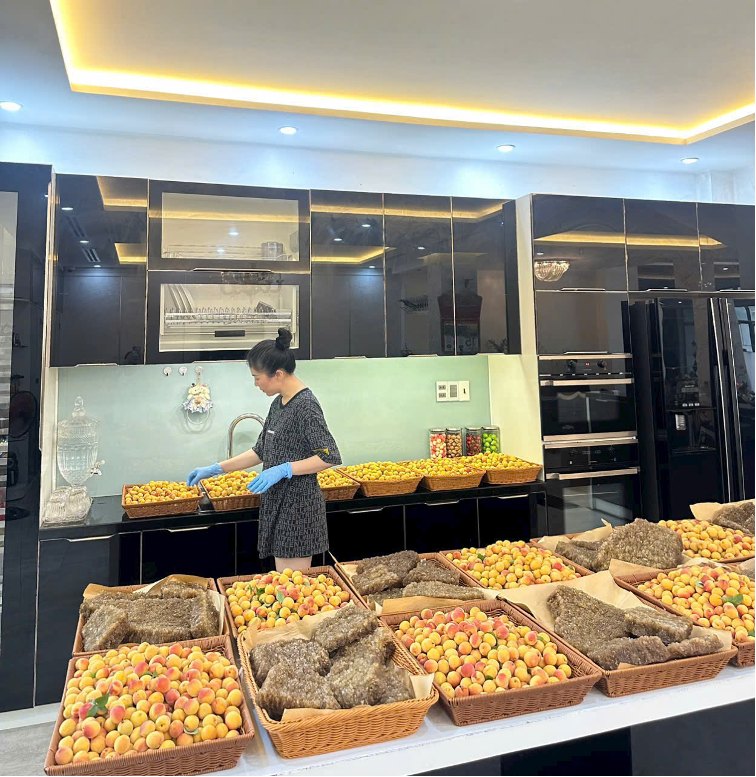 Chi Hien chuan bi nguyen lieu de lam mon mo ngam giai khat. Anh: NVCC