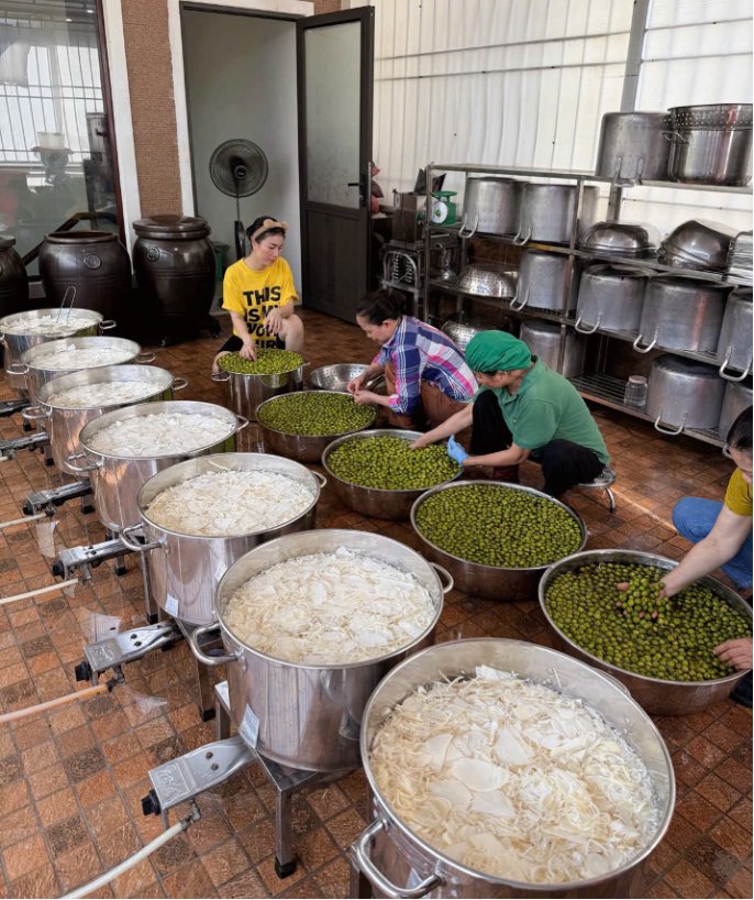 Khu bep tro thanh noi chia se cua chi em