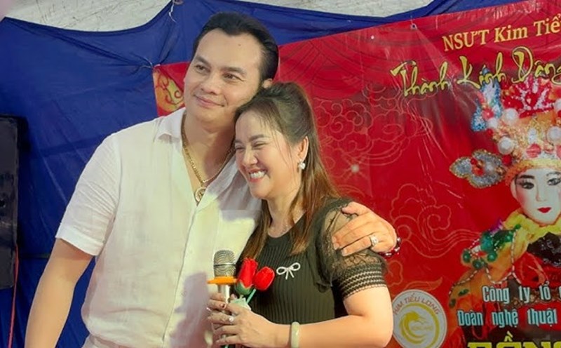 Meritorious Artist Kim Tieu Long and his daughter Vu Linh. Photo: Dong Hoang.