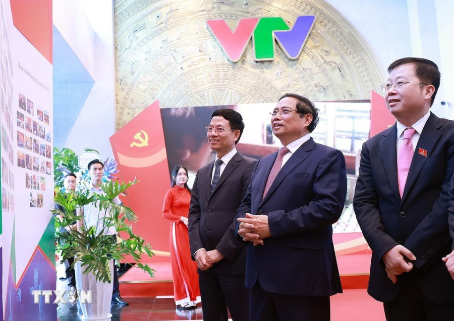 Prime Minister Pham Minh Chinh visited the photo and artifact exhibition booth about the formation and development process of Vietnam Television. Photo: VNA