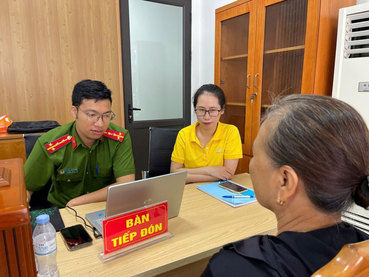 하이퐁의 많은 사회가 시민들의 불만을 접수하기 위해 핫라인을 공개했습니다. 사진: Cỏng TTDT phuong Dong Hai