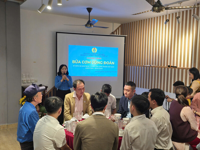 Pham Thi Le Dung 여사 - 람동성 노동 연맹 부위원장이 사이공-달랏 안과 병원 주식회사 노동자들과 함께 제공하는 노동조합 식사에 참석했습니다. 사진: Van Duy