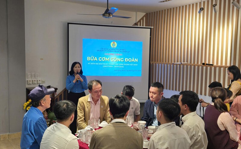 Ms. Pham Thi Le Dung - Vice President of Lam Dong Provincial Labor Federation attended the "Union Meal" with employees of Saigon - Da Lat Eye Hospital Joint Stock Company. Photo: Van Duy