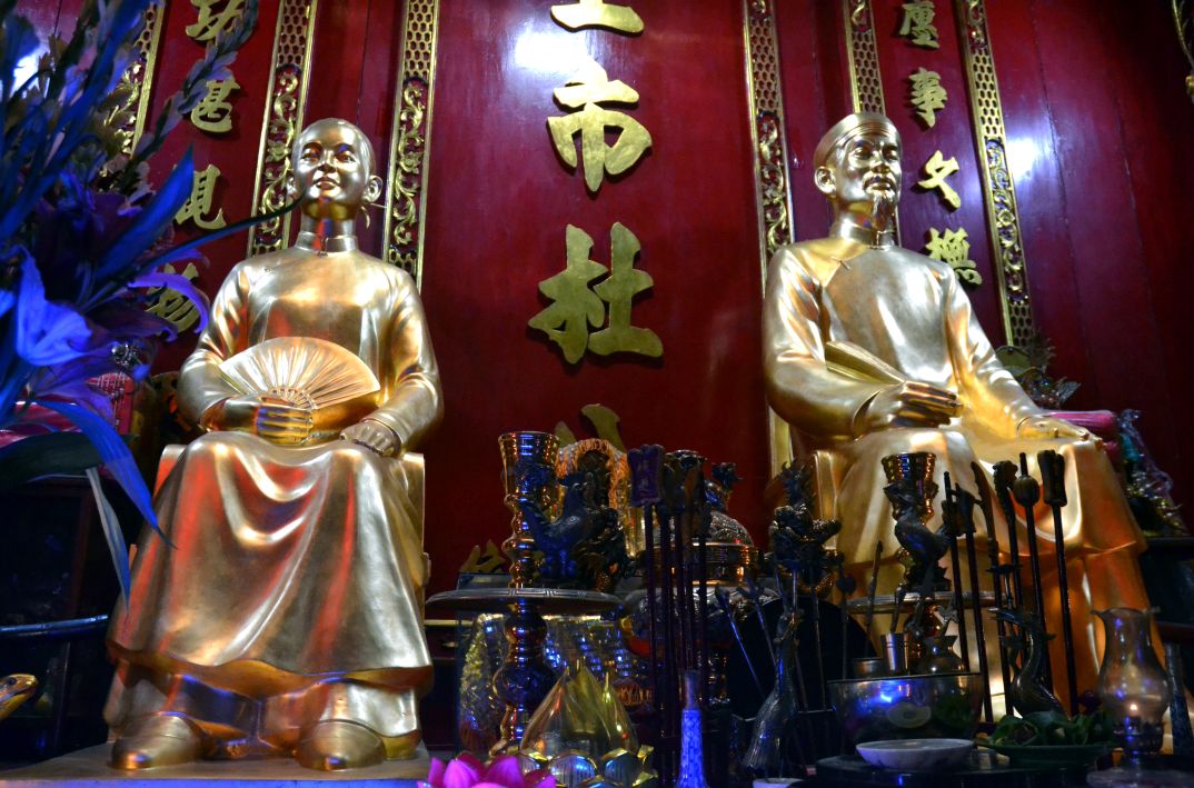 Tuong vo chong ong ba Do Cong Tuong tai Den tho trong Di tich quoc gia. Anh: Thanh Mai