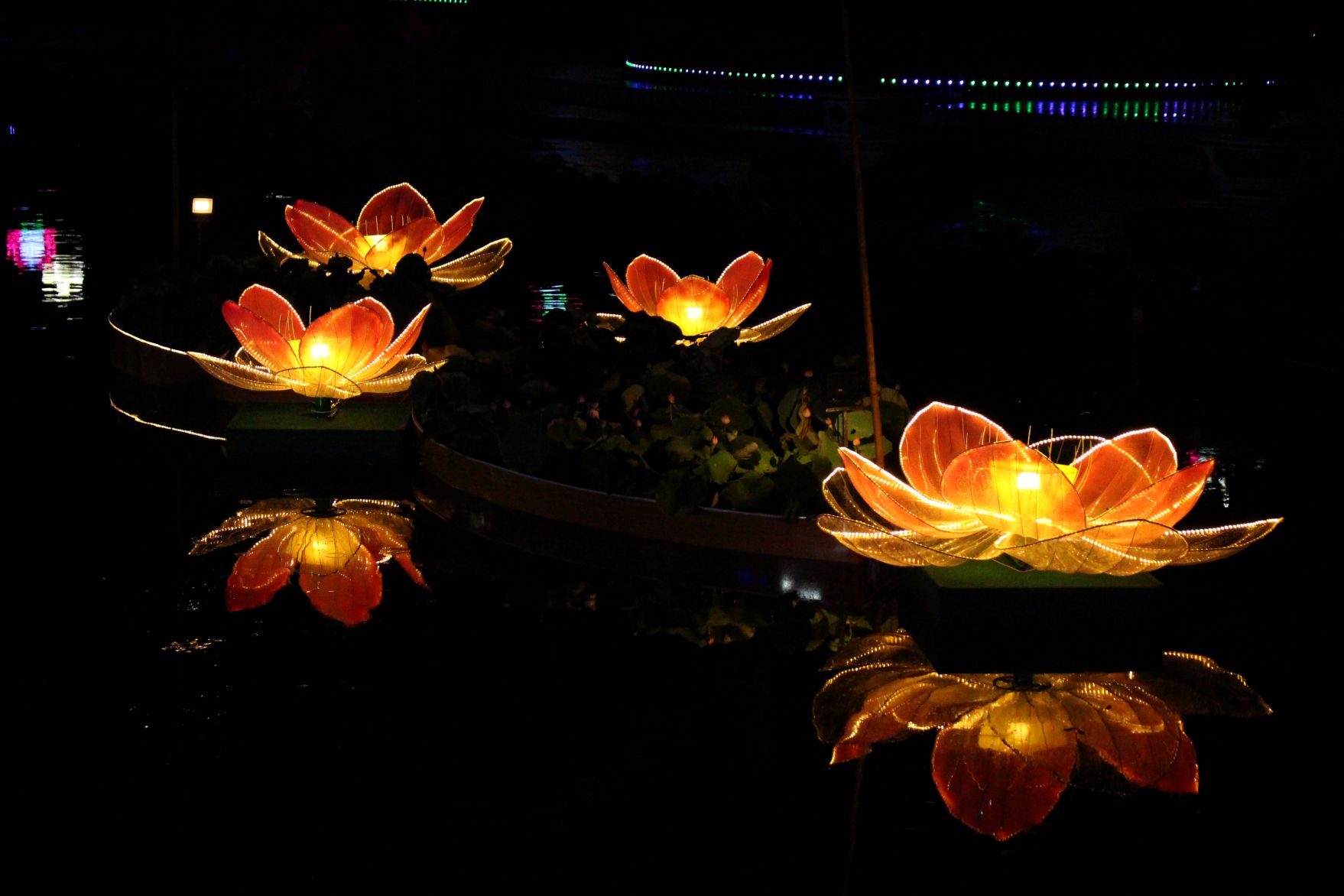 Le hoi hoa dang duoc thiet ke voi khong gian huyen ao goi cho nguoi xem cam xuc tri an. Anh: Thanh Mai