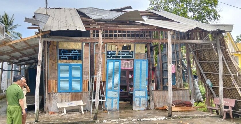 태풍으로 인해 까마우(Ca Mau)성 빈프억(Vinh Phuoc) 마을에서 15채의 가옥이 피해를 입었습니다. 사진: 낫 호(Nhat Ho)