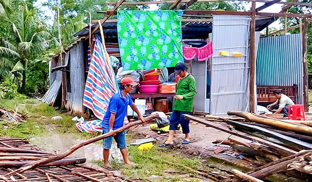 Nha sap, toc mai sau con loc xoay xay ra tai xa Vinh Phuoc, tinh Ca Mau. Anh: Nguoi dan cung cap