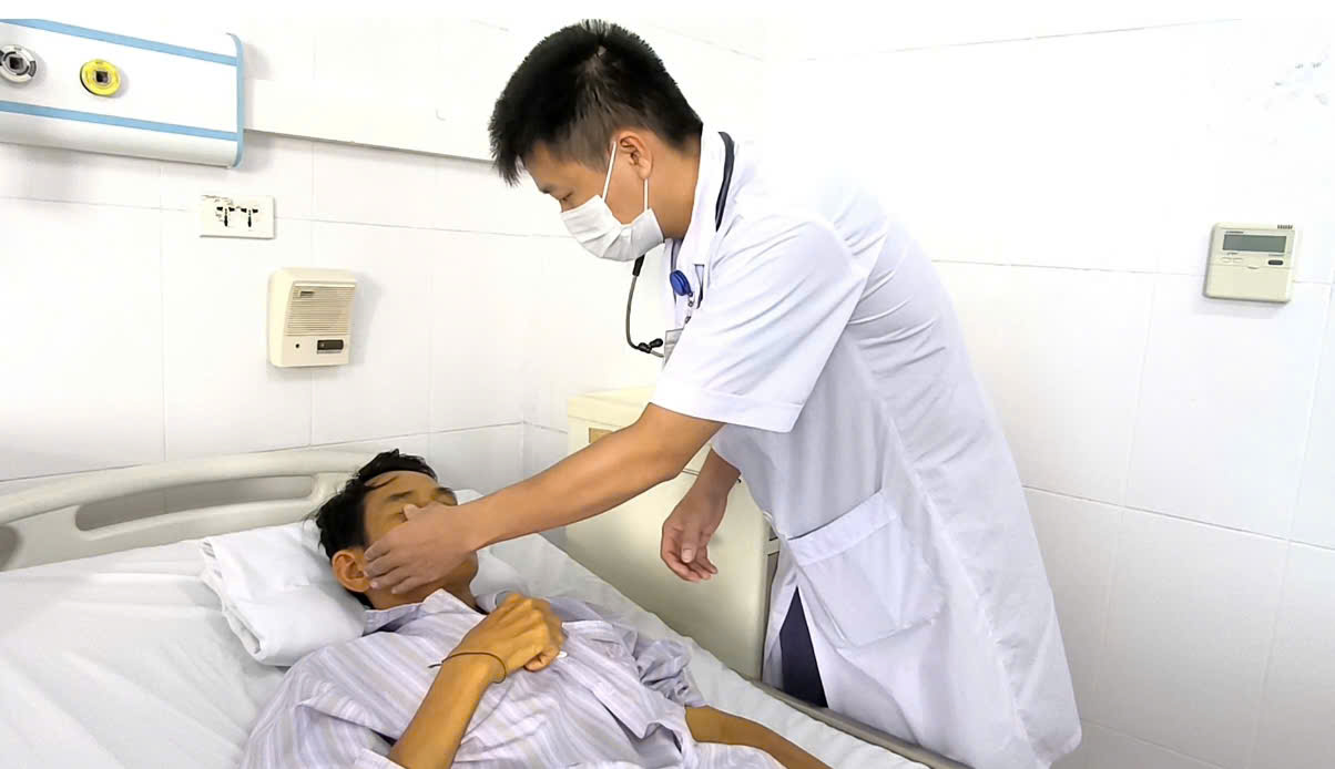 논을 건너다 박테리아에 감염된 후 간부전 급성 신부전으로 목숨을 잃을 뻔한 남성. 사진: Thanh Dang