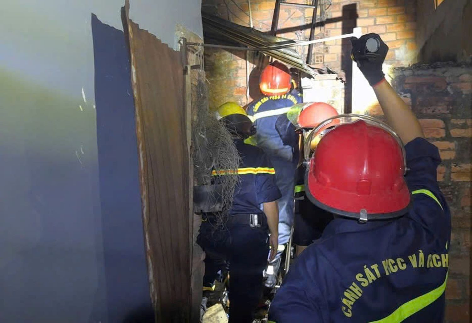 Eteindre en temps voulu un incendie dans une petite ruelle de Ho Chi Minh-Ville sauvant 2 personnes agees