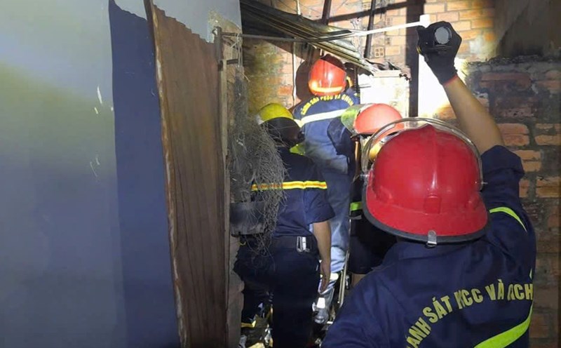 Timely extinguish fire in small alley in Ho Chi Minh City, save 2 old men