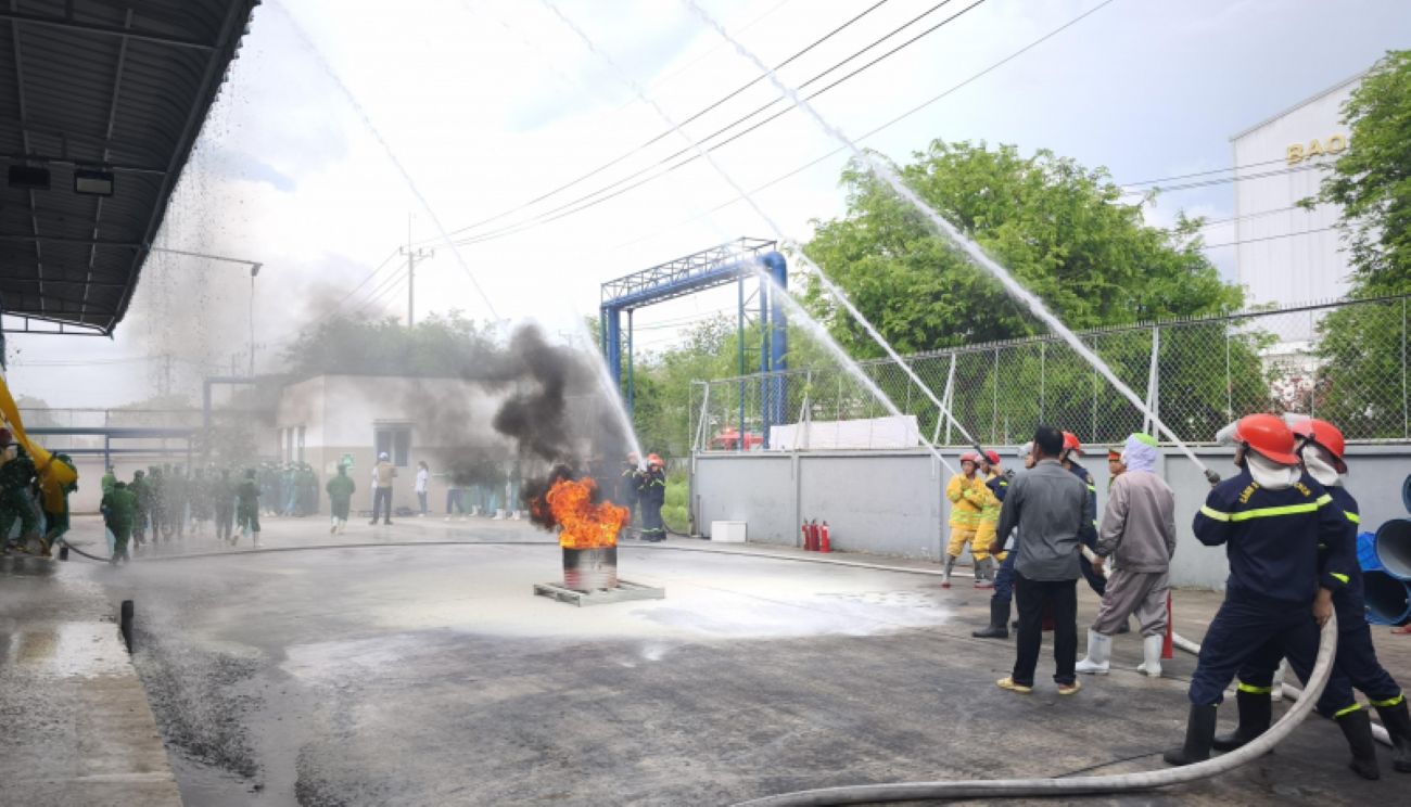 Les pompiers ont mene avec succes un exercice de lutte contre l'incendie dans 2 entreprises de transformation de produits aquatiques dans la zone industrielle d'An Nghiep en mai 2025. Photo : Duc Trung