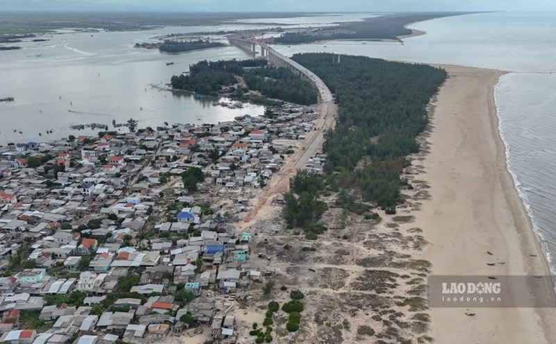 Stuck with the road leading to the Thuan An estuary overpass, Hue City. Photo: Nguyen Luan