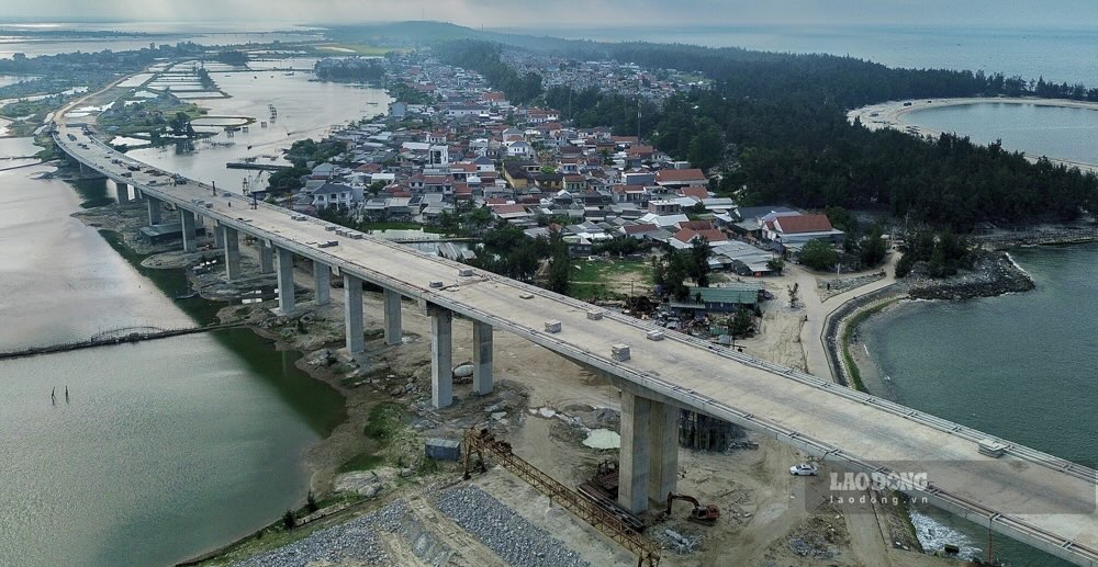 Tuy nhien, tro ngai lon hien nay la cong tac giai phong mat bang (GPMB) duong dan len cau khu vuc phia Nam van con dang do, anh huong den kha nang hoan thien toan tuyen.