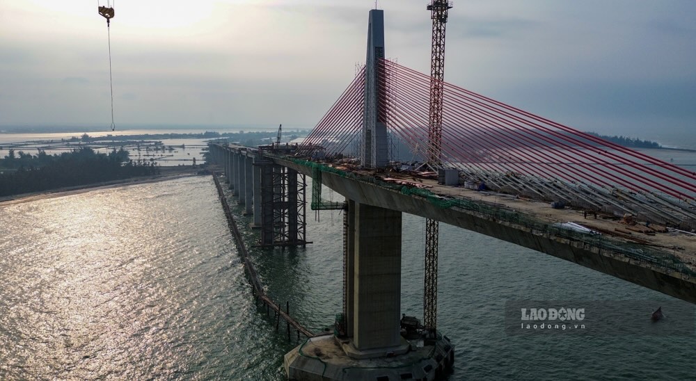 Khoi cong tu cuoi thang 3.2022, du an co tong chieu dai hon 7,7km, trong do phan cau dai khoang 2,36km, duoc danh gia la cau vuot cua bien dai nhat mien Trung. Cong trinh gom 4 lan xe co gioi va 2 lan xe tho so, dong vai tro ket noi lien hoan cac tuyen ven bien, phuc vu phat trien ha tang, du lich, do thi cua TP Hue.