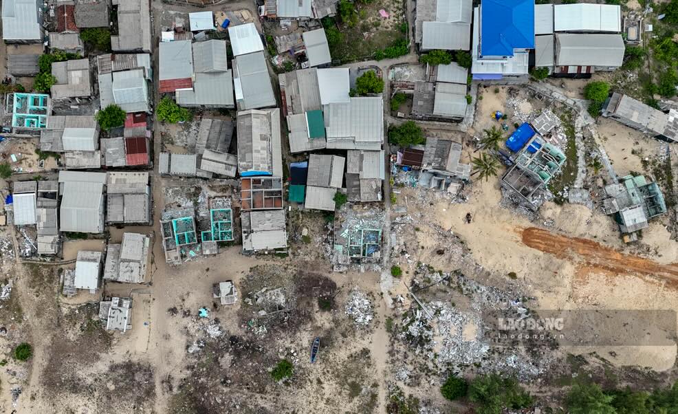 Tuy nhien, phan duong dan phia Nam cau, doan tu mo M2 di qua dia ban phuong Thuan An dai hon 2km van chua the thi cong dong bo. Ghi nhan cua phong vien Bao Lao Dong ngay 30.7 cho thay, den thoi diem nay, don vi thi cong moi tiep nhan va trien khai duoc khoang 500 – 600m mat bang, trong khi doan con lai hon 1,6km van vuong mac lon do chua hoan tat GPMB.