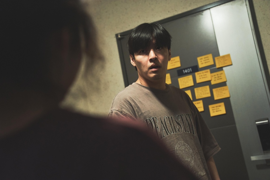 Kang Ha Neul in the film. Photo: Netflix