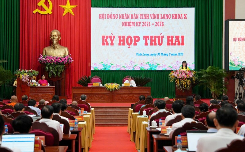 Delegates of the People's Council of Vinh Long province listened to the report on the results of inspections and detections of violations in localities before the merger. Photo: Hoang Loc