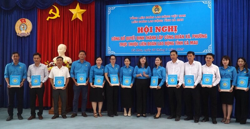 Chu tich LDLD tinh Ca Mau trao quyet dinh thanh lap Cong doan xa. Anh: Nhat Ho