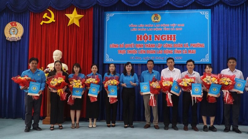 까마우성 노동총연맹 위원장 Huynh Ut Muoi가 성 노동총연맹 직속 코뮌 및 구 노동조합 설립 결정서를 수여하고 있습니다. 사진: Nhat Ho