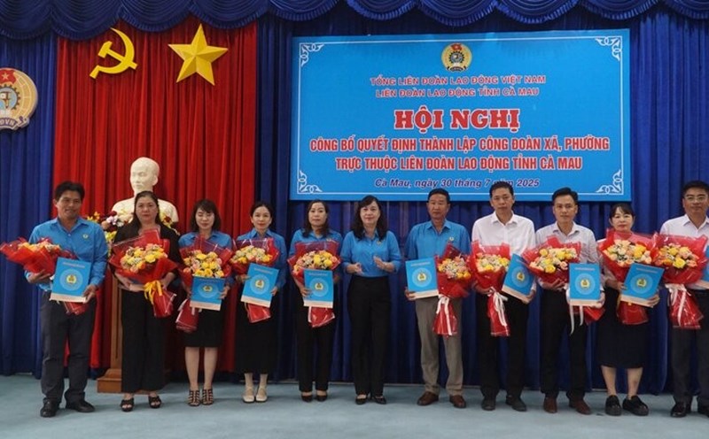 Chairman of the Ca Mau Provincial Federation of Labor Huynh Ut Muoi presented the Decision to establish Commune and Ward Trade Unions under the Provincial Federation of Labor. Photo: Nhat Ho