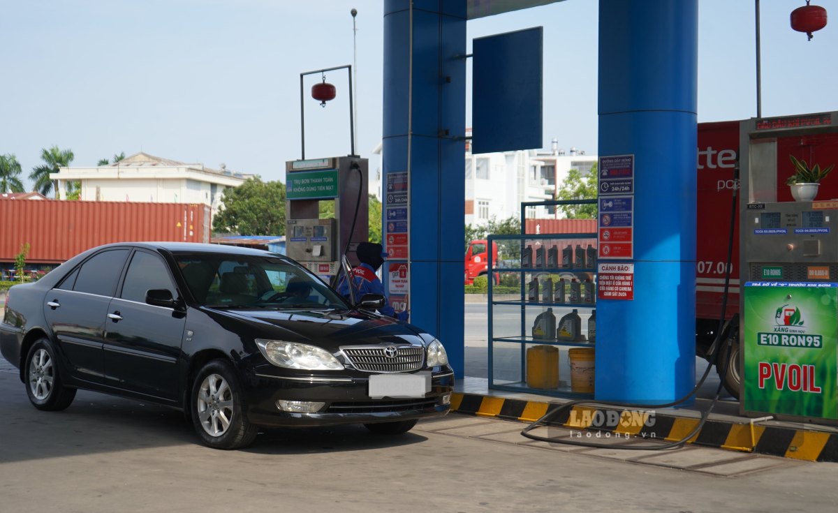 Xang E10 duoc nhieu lai xe mong cho trai nghiem. Ảnh: Mai Dung