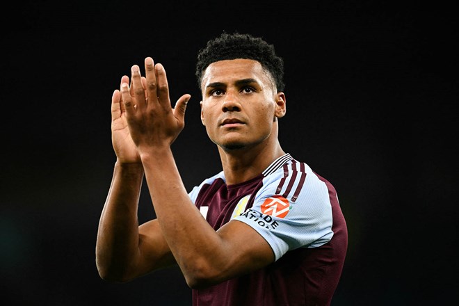 Ollie Watkins hien la muc tieu hang dau cua Man United. Anh: AFP