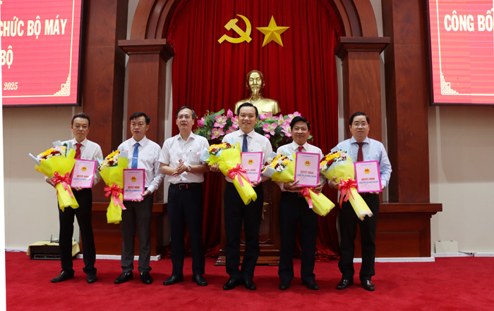 Chu tich Uy ban nhan dan tinh trao quyet dinh thanh lap Ban Quan ly Khu kinh te tinh Dong Thap va bo nhiem lanh dao. Anh: Cong thong tin dien tu Dong Thap.