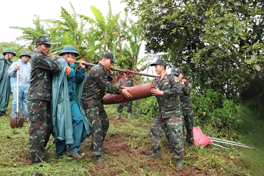 Bom duoc van chuyen, huy no theo dung quy trinh ky thuat quy dinh, dam bao an toan tuyet doi voi nguoi va trang bi. Anh: Lam Hong