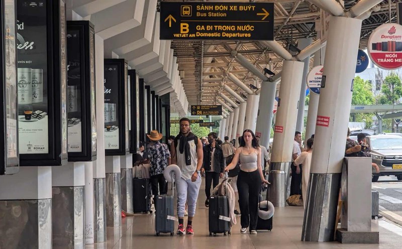 Tan Son Nhat International Airport is one of the busiest airports in the region. Photo: Anh Tu