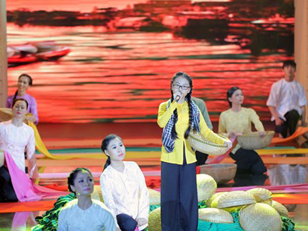 Phuong My Chi hat “Bai ca dat phuong Nam” tu khi 10 tuoi. Anh: Nhan vat cung cap