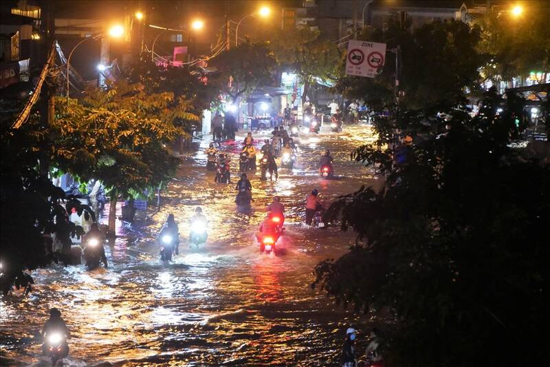 南部地域では午後と夕方に雷雨が集中しています。写真:Anh Tu