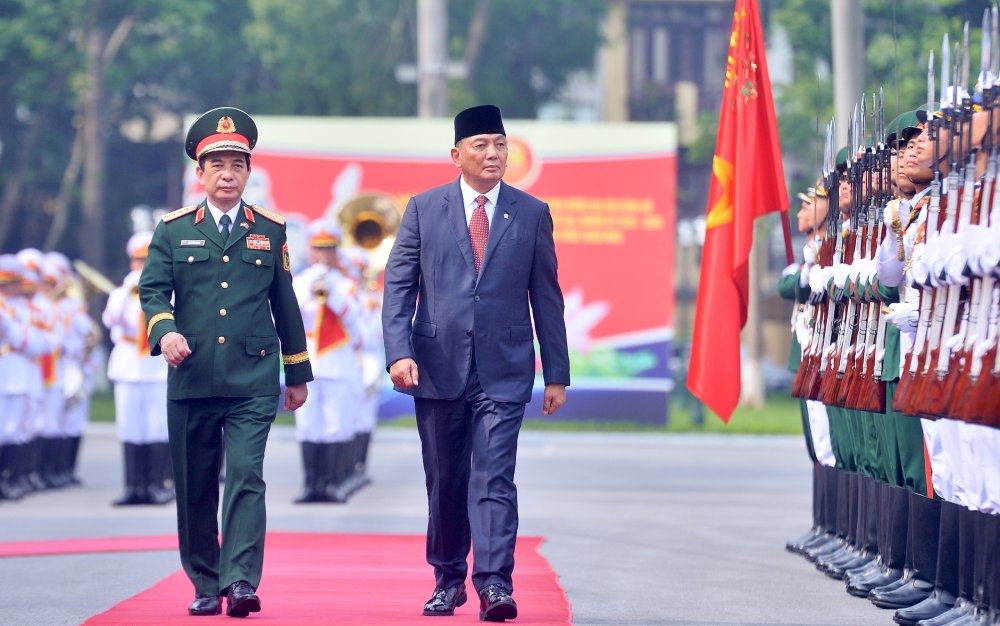 General Phan Van Giang - Minister of National Defense of Vietnam and Minister of National Defense of Indonesia - reviewed the honor guard. Photo: Quang Huy