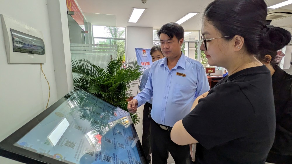 Le directeur adjoint du Centre d'assistance administrative publique du quartier de Tan My a Ho Chi Minh-Ville guide les citoyens lorsqu'ils viennent effectuer des formalites.