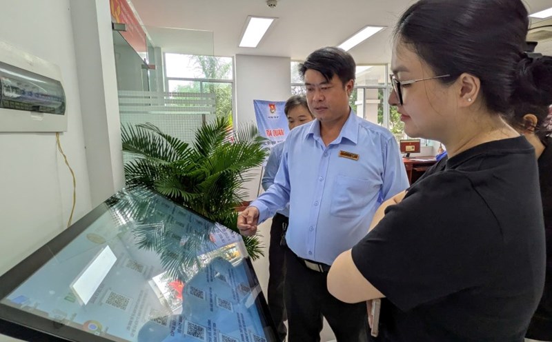 Deputy Director of the Tan My Ward Public Administration Service Center, Ho Chi Minh City guides people when coming to do procedures.