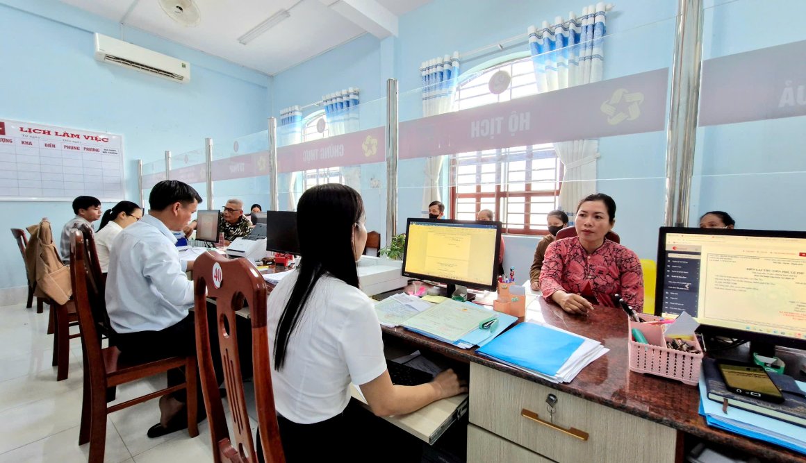 Personas realizando tramites administrativos en el Centro de Servicios Administrativos Publicos de la comuna de My Huong ciudad de Can Tho. Foto: Phuong Anh