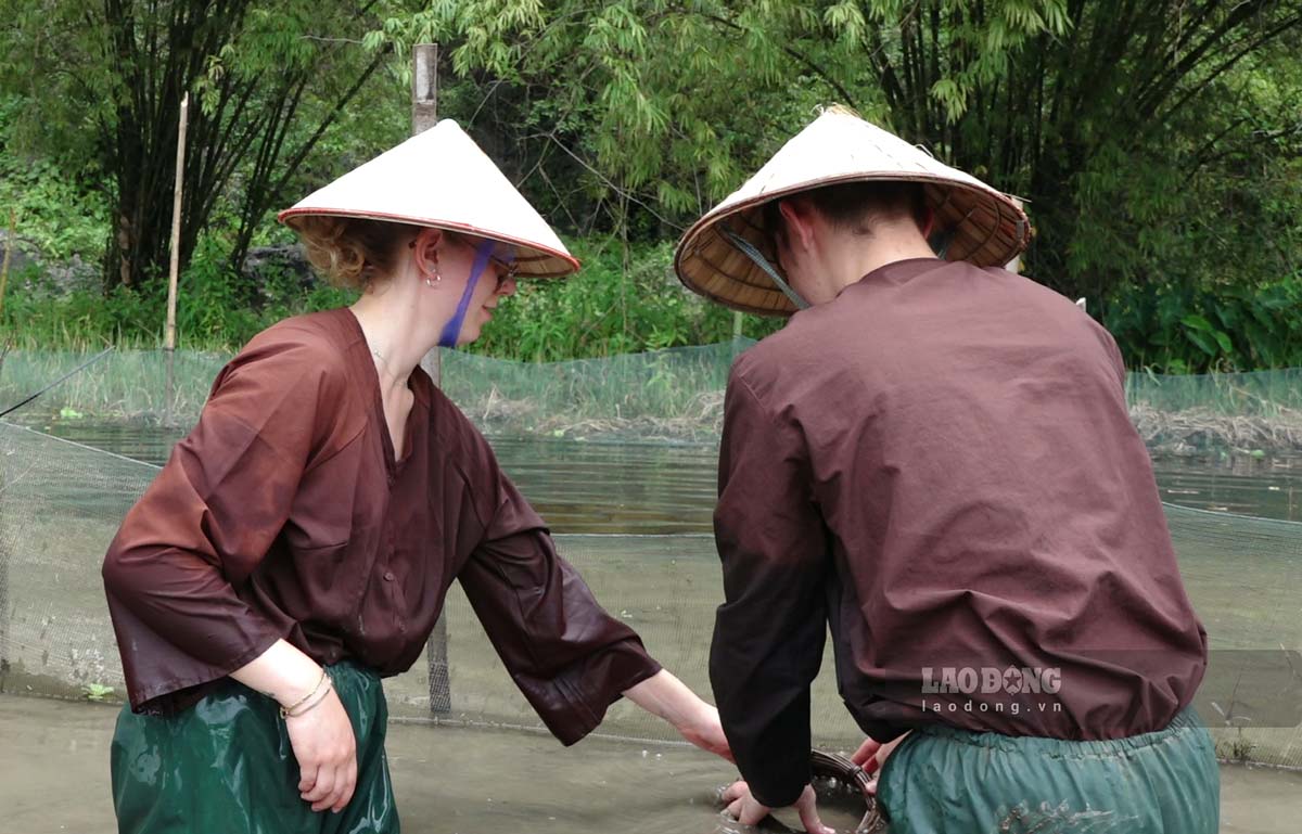 Khach nuoc ngoai duoc tu tay bat ca. Anh: Luong Ha