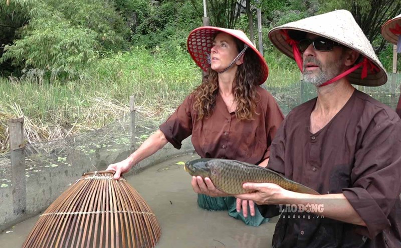 A tourist enjoyed experiencing and catching fish in Ninh Binh. Photo: Luong Ha