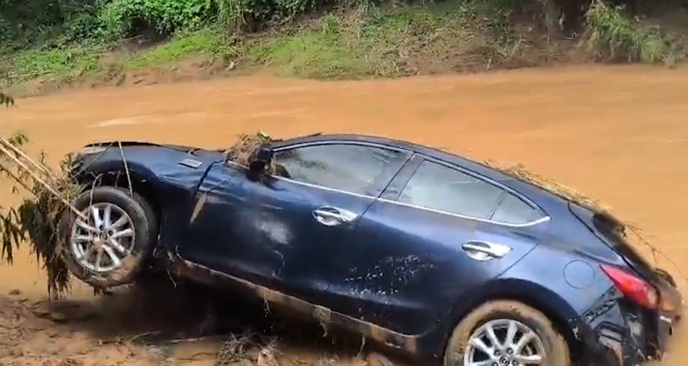 Une voiture traversant une barriere emportee par les inondations a ete retrouvee a 50 m des lieux.