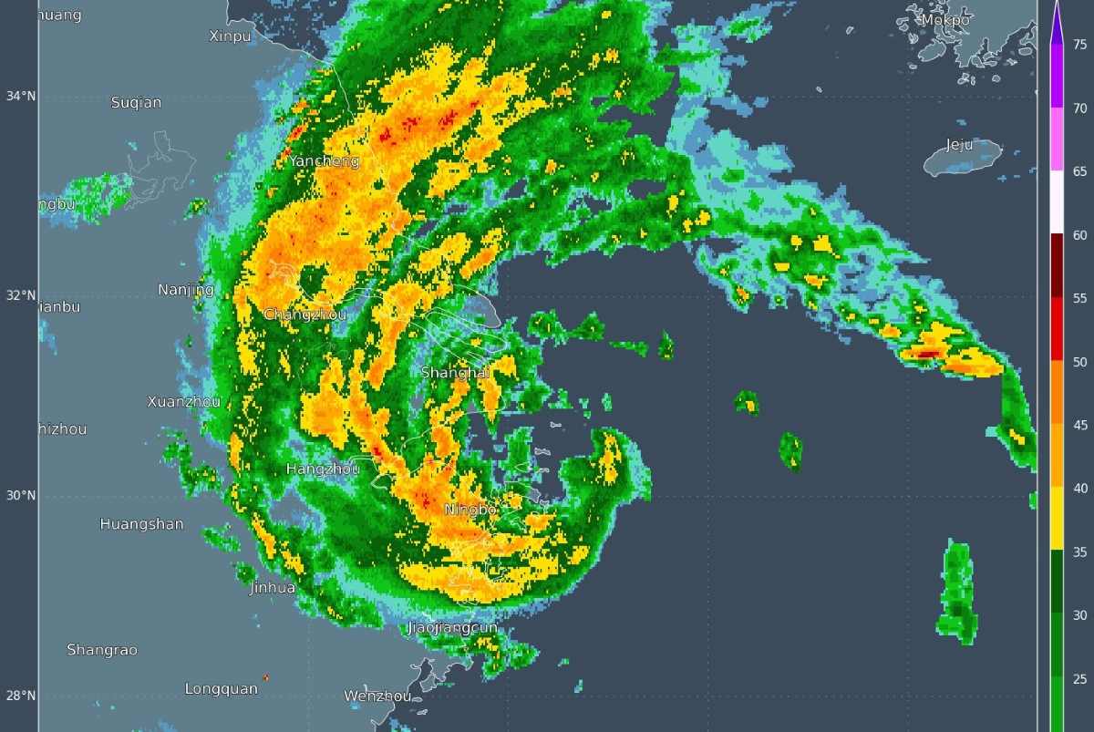코메이 태풍은 7월 30일 새벽 저장성 항구 도시 주산에 상륙했습니다. 사진: cyclonicwx.com