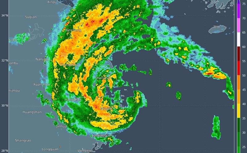 Comay made landfall in the port city of Zhoushan, Zhejiang Province in the early morning of July 30. Photo: cyclonicwx.com