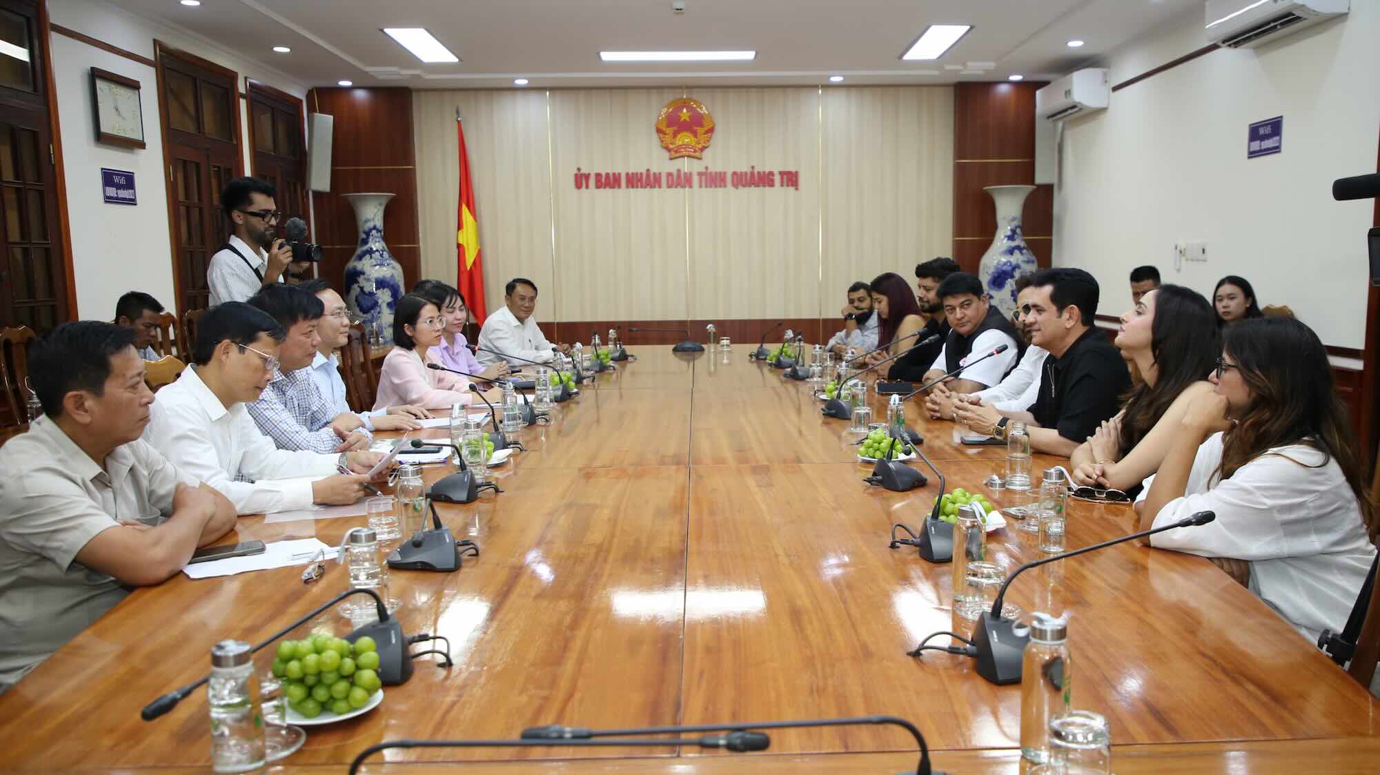 Meeting and reception of the Indian film crew of the People's Committee of Quang Tri province. Photo: Cong Sang