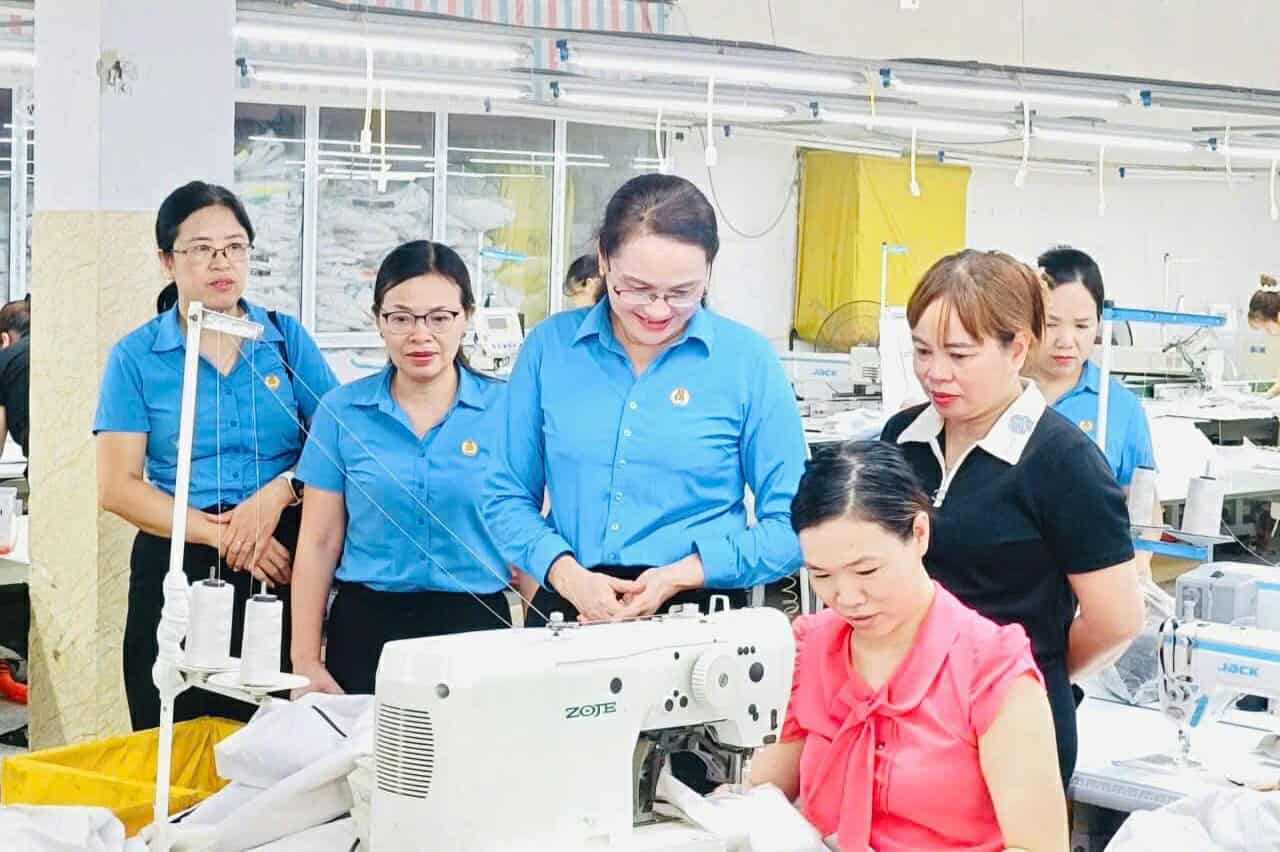 타이응우옌 노동총연맹 어려운 환경에 처한 노동자들에게 선물 증정. 사진: 타이응우옌 노동조합