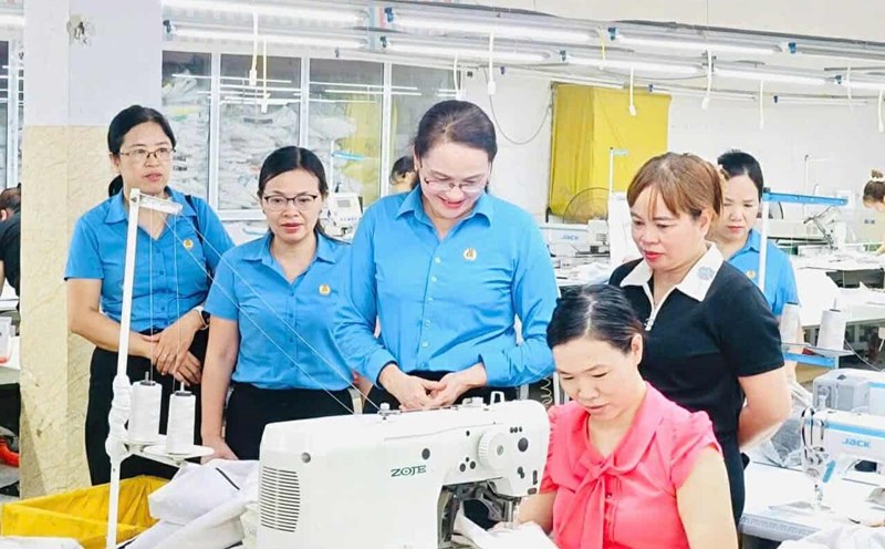 Thai Nguyen Labor Federation visited and presented gifts to workers in difficult circumstances. Photo: Thai Nguyen Trade Union