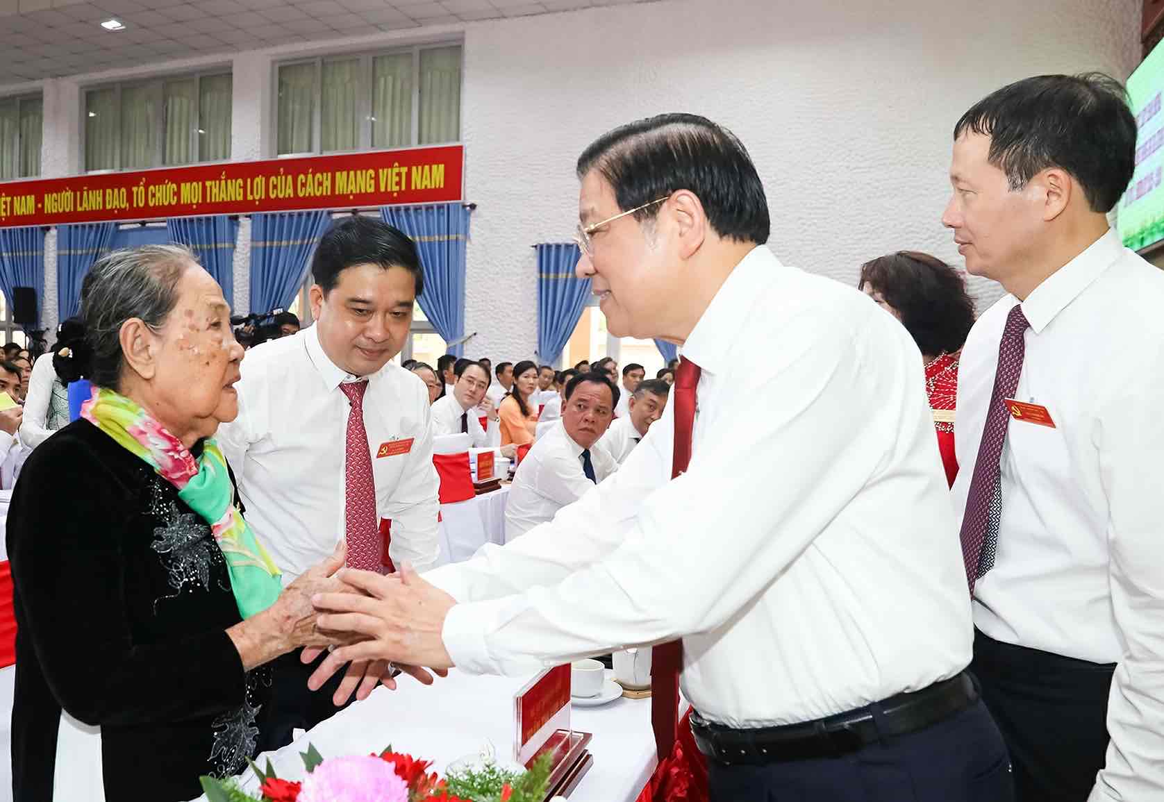 Uy vien Bo Chinh tri, Bi thu Trung uong Dang, Truong ban Noi chinh Trung uong Phan Dinh Trac gap mat, hoi tham Me Viet Nam anh hung. Anh: Huy Anh