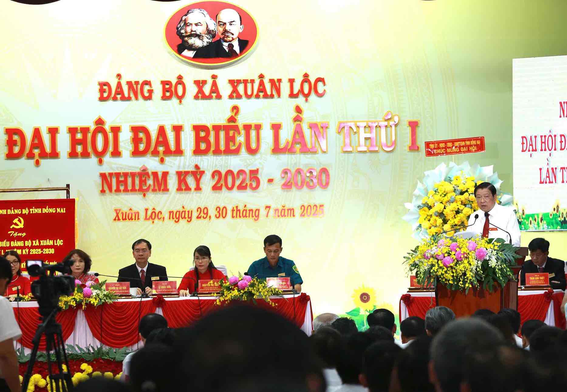 Member of the Politburo, Secretary of the Party Central Committee, Head of the Central Internal Affairs Commission Phan Dinh Trac attended the Party Congress of Xuan Loc Commune, Dong Nai Province. Photo: Huy Anh