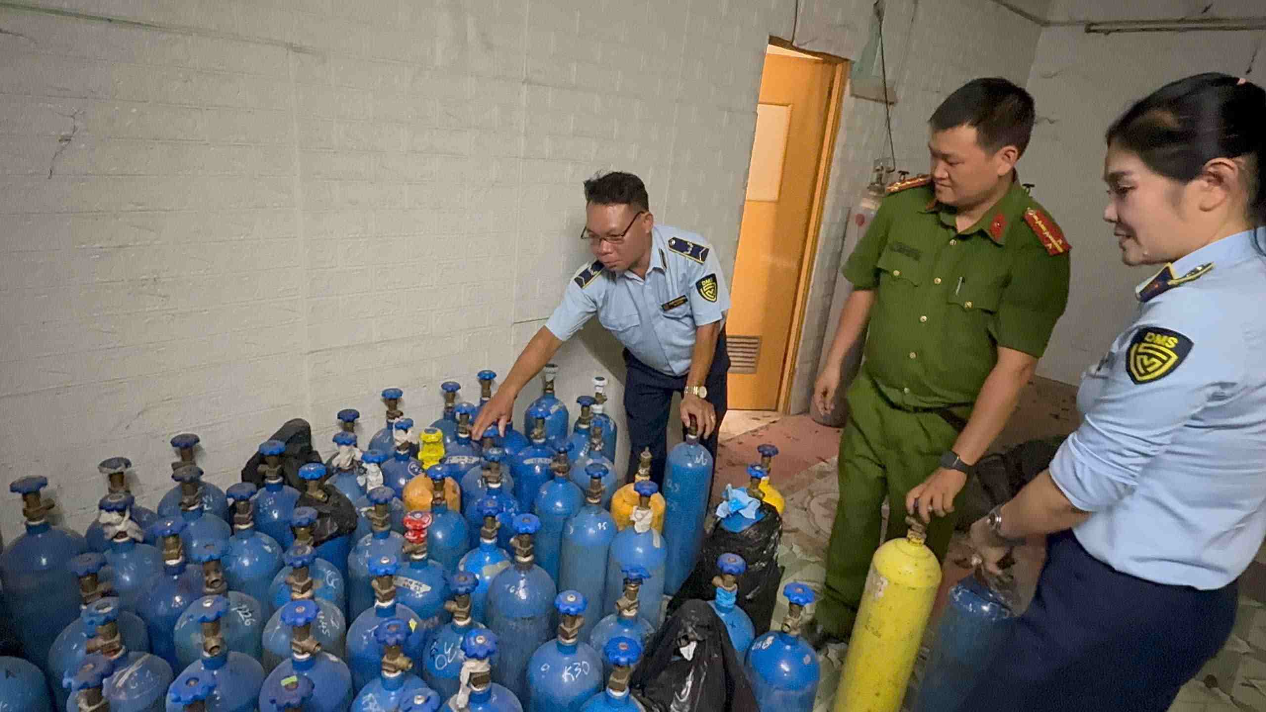 Decouverte et saisie temporaire de centaines de bouteilles de gaz N2O d'origine inconnue a Hanoï. Photo : Quyen Luu