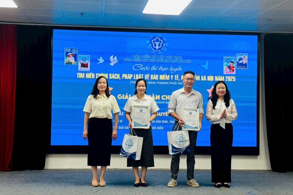 대회 조직위원회는 참가자들에게 1등 2등 상을 수여했습니다. 사진: Mai Hoa