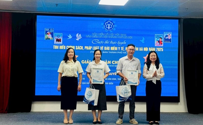 The Organizing Committee of the contest awarded the First and Second prizes to the contestants. Photo: Mai Hoa
