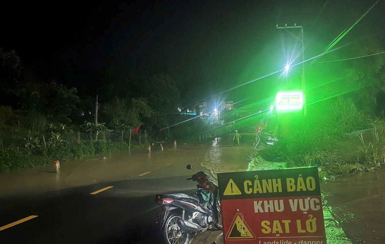 Luc luong chuc nang cam bien canh bao cho nguoi di duong. Anh: Lam Hong